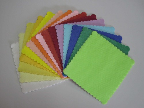 Ząbkowana serwetka w kolorze białym 15x15cm - 200 sztuk